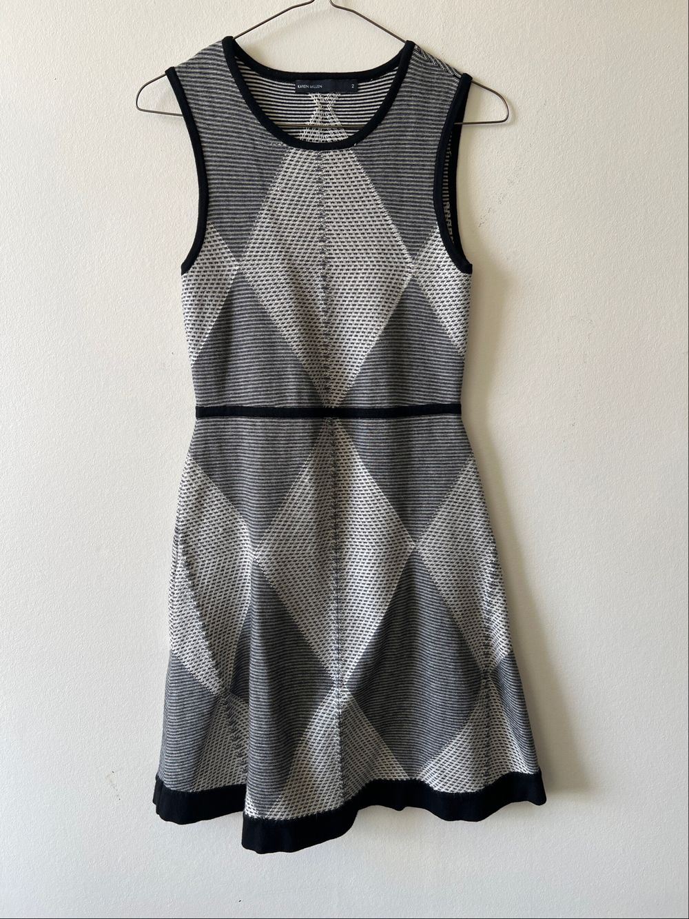 Karen Millen - Karen Millen Black White Pattern Dress on Designer Wardrobe Karen Millen - Karen Millen Black White Pattern Dress on Designer Wardrobe