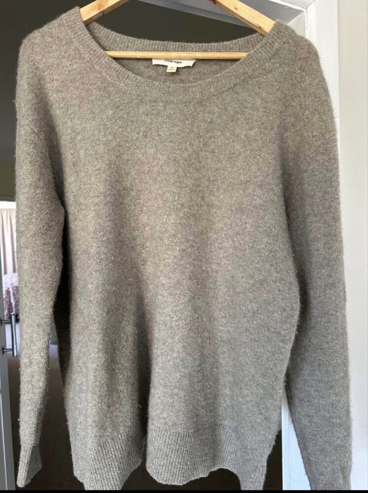 Beautiful Juliette Hogan jumper