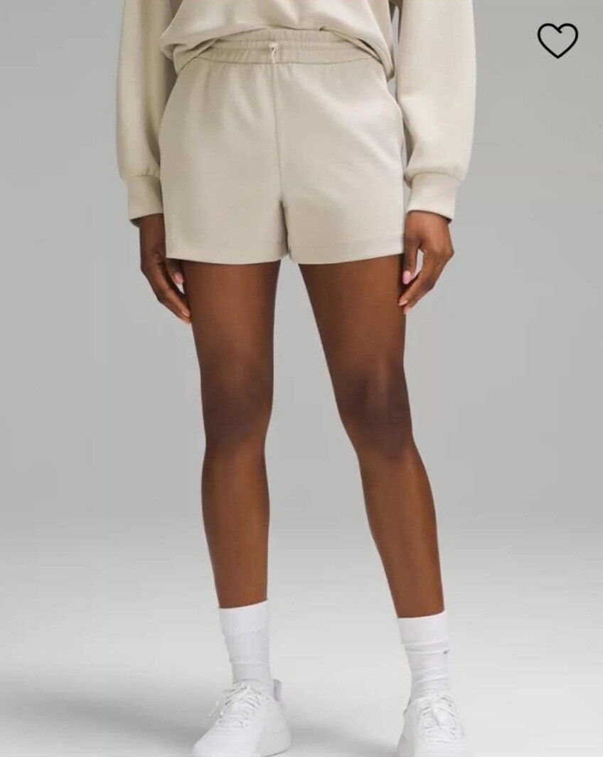 Athetlica Shorts in Beige