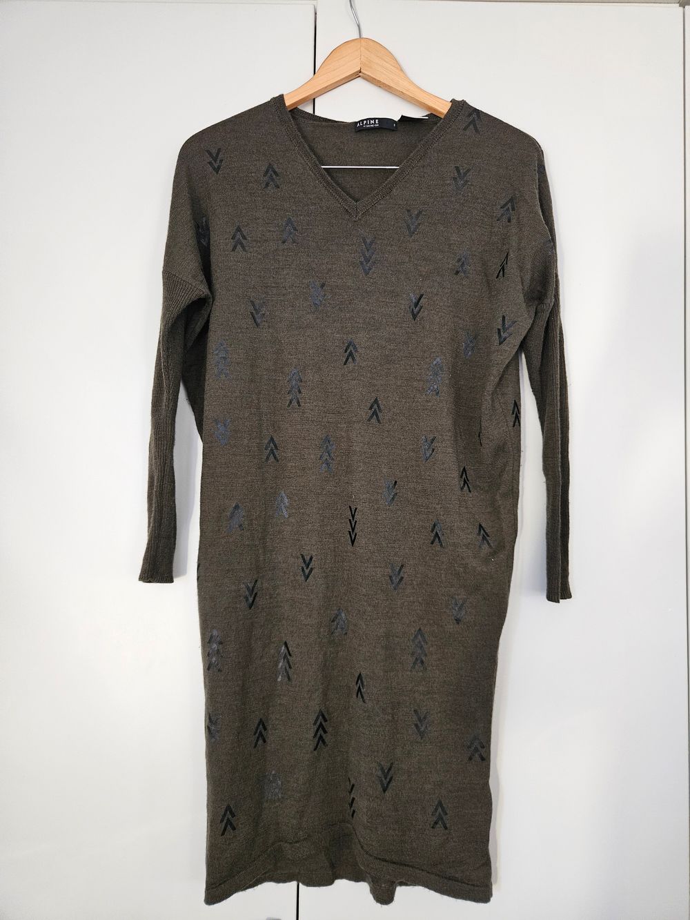 Merino Long-sleeved Arrow Dress