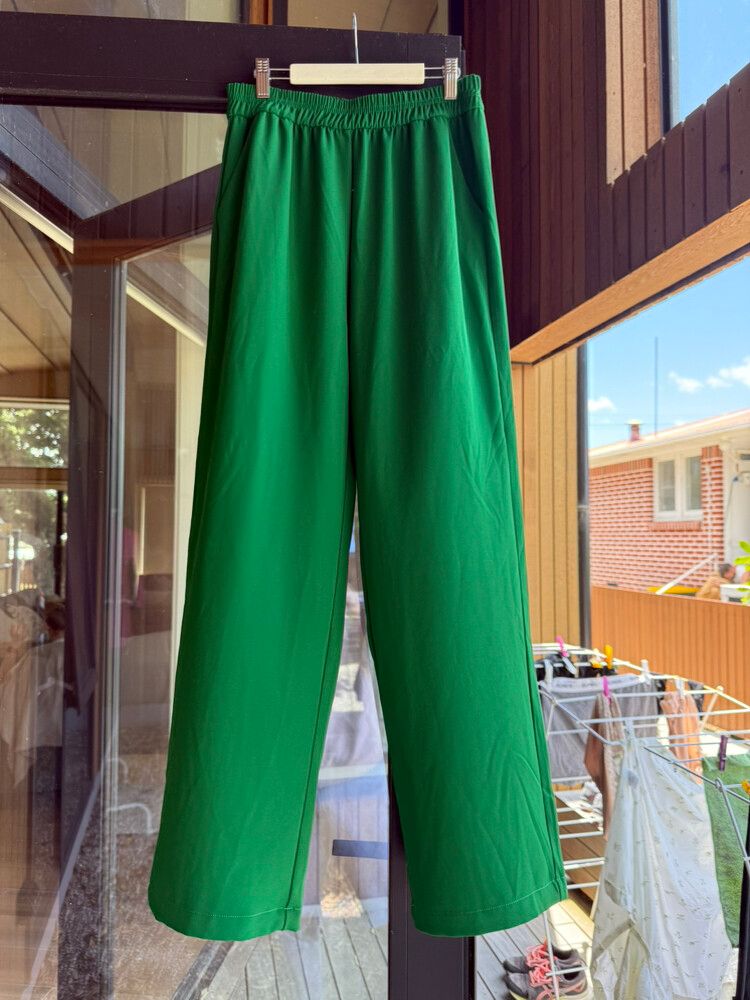 Green Pleated width Green Pant