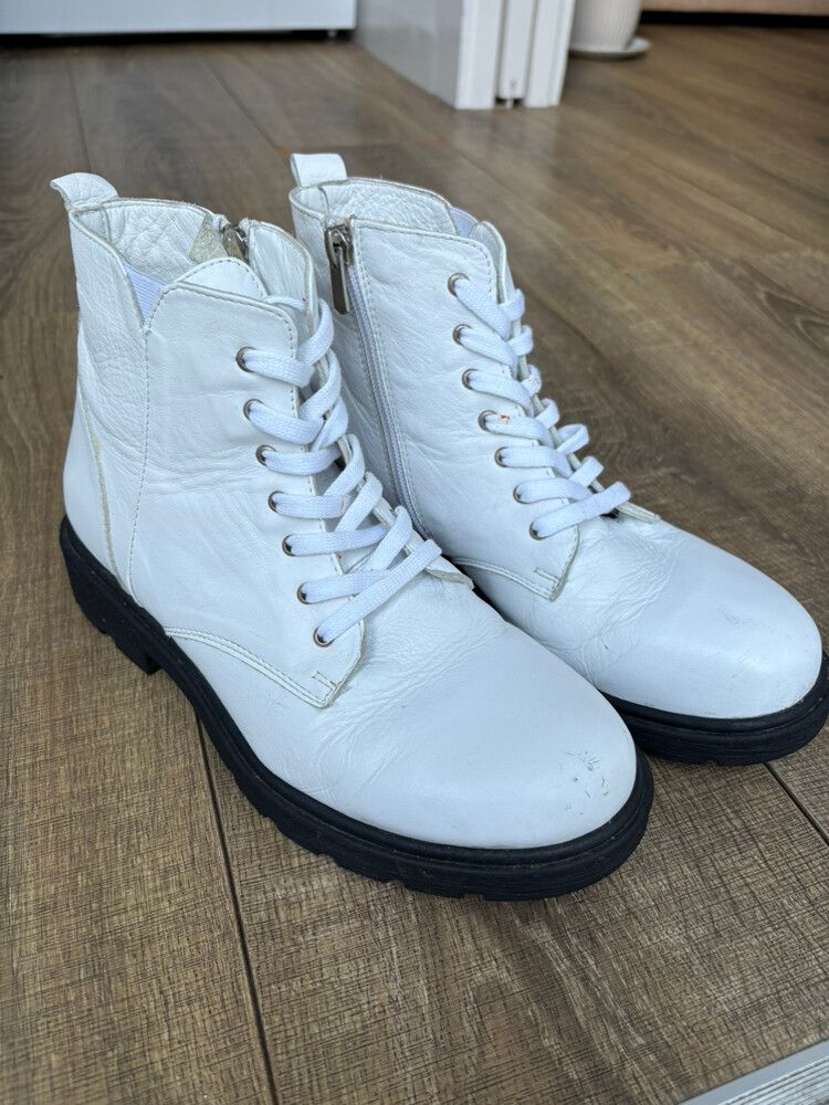 Rilassare chunky White Boots with black sole