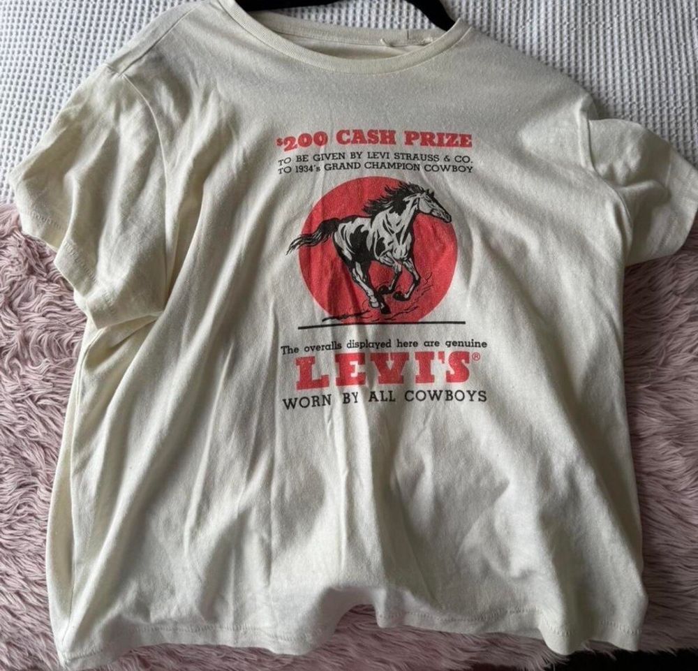 Levi's Cream Graphic T-Shirt