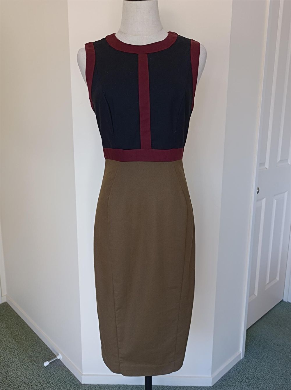 Cue - Cue Olive Green Pencil Dress on Designer Wardrobe Cue - Cue Olive Green Pencil Dress on Designer Wardrobe