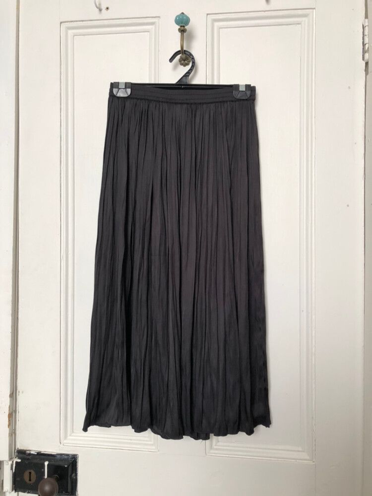 Max black pleated skirt satin like feel