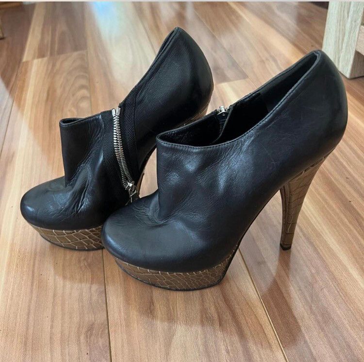 Alejandro Ingelmo Black Leather Heels