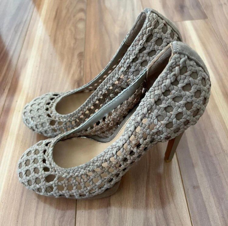 Badgley Mischka Beige Heels Size 9M