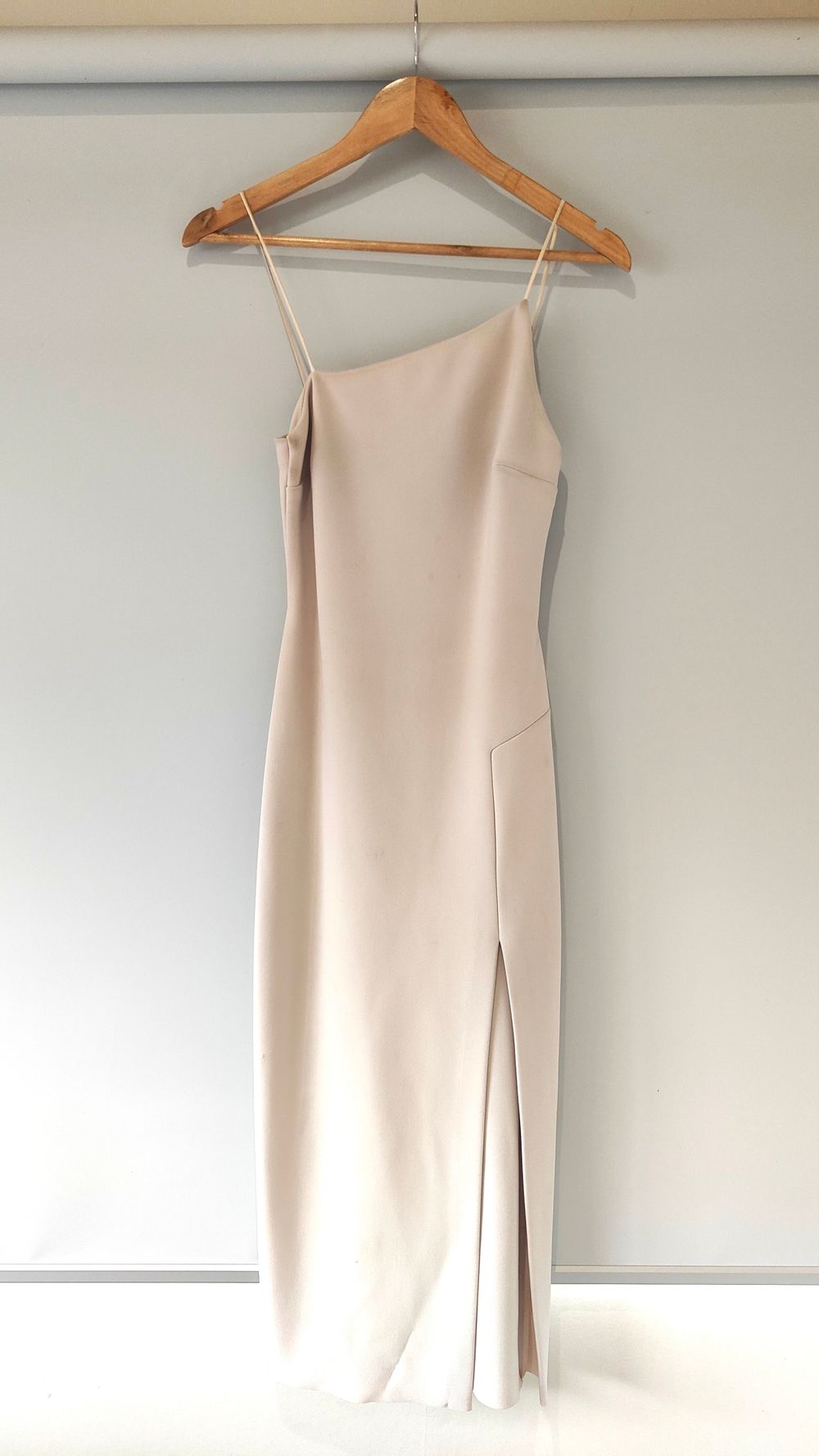 bec and bridge beige dress & Straight neckline with shoulder Web Collection: Bridesmaid Dresses Eva Black Asymmetrical Floral Size:38/S