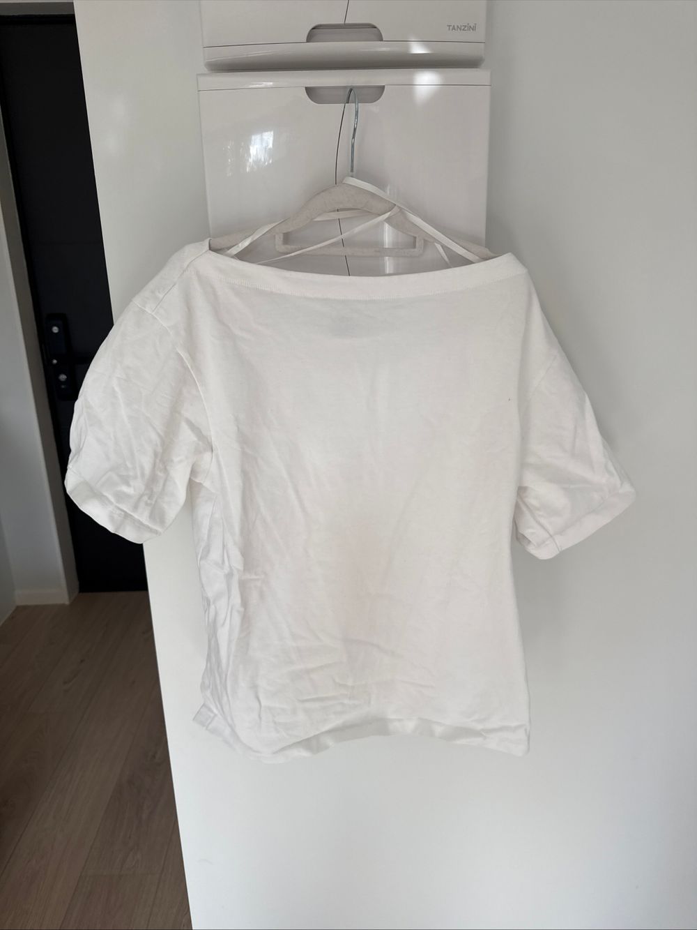 Dissh Off the shoulder t shirt