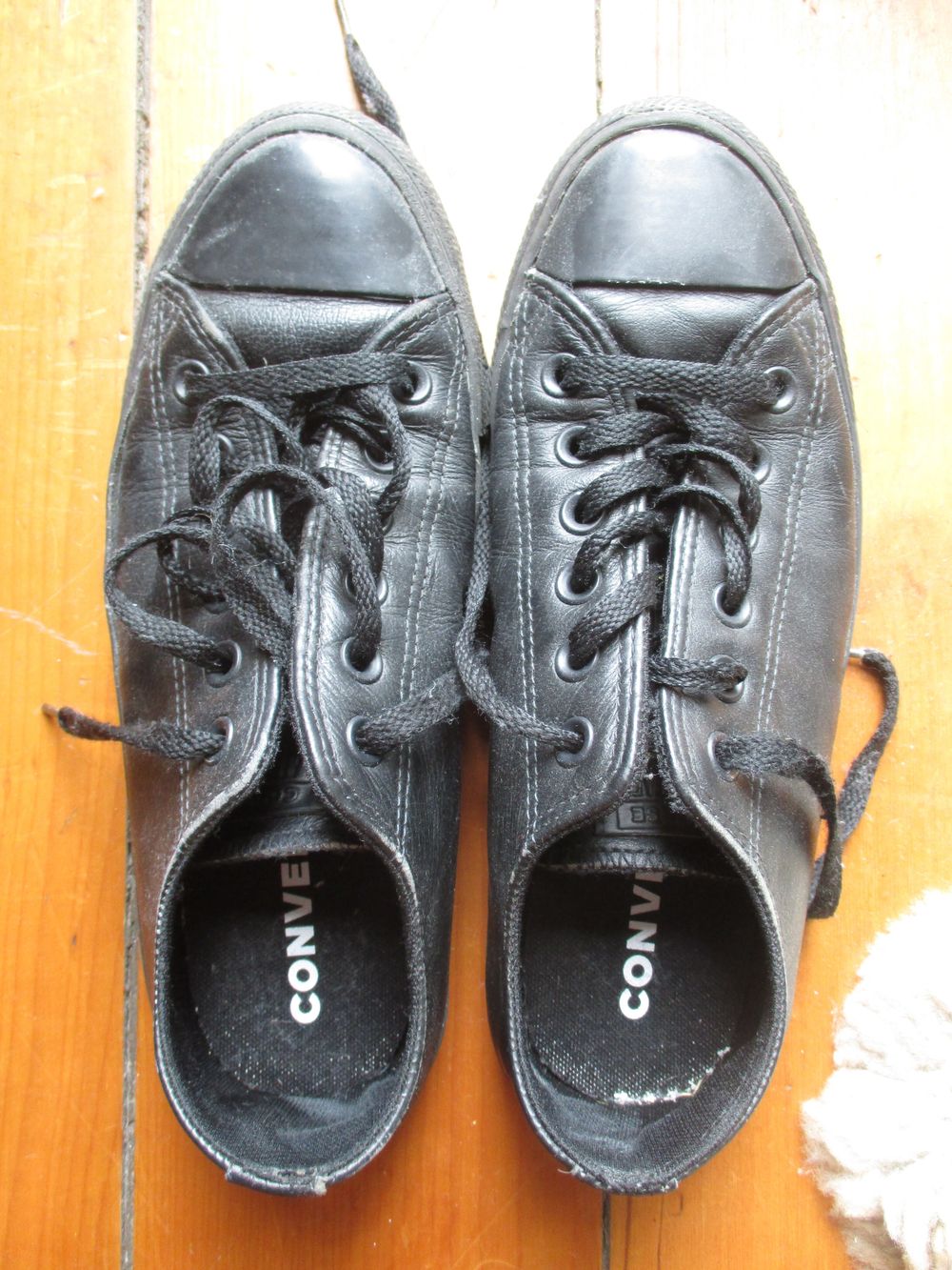 Chuck Taylor All-Star Leather Lo Sneakers