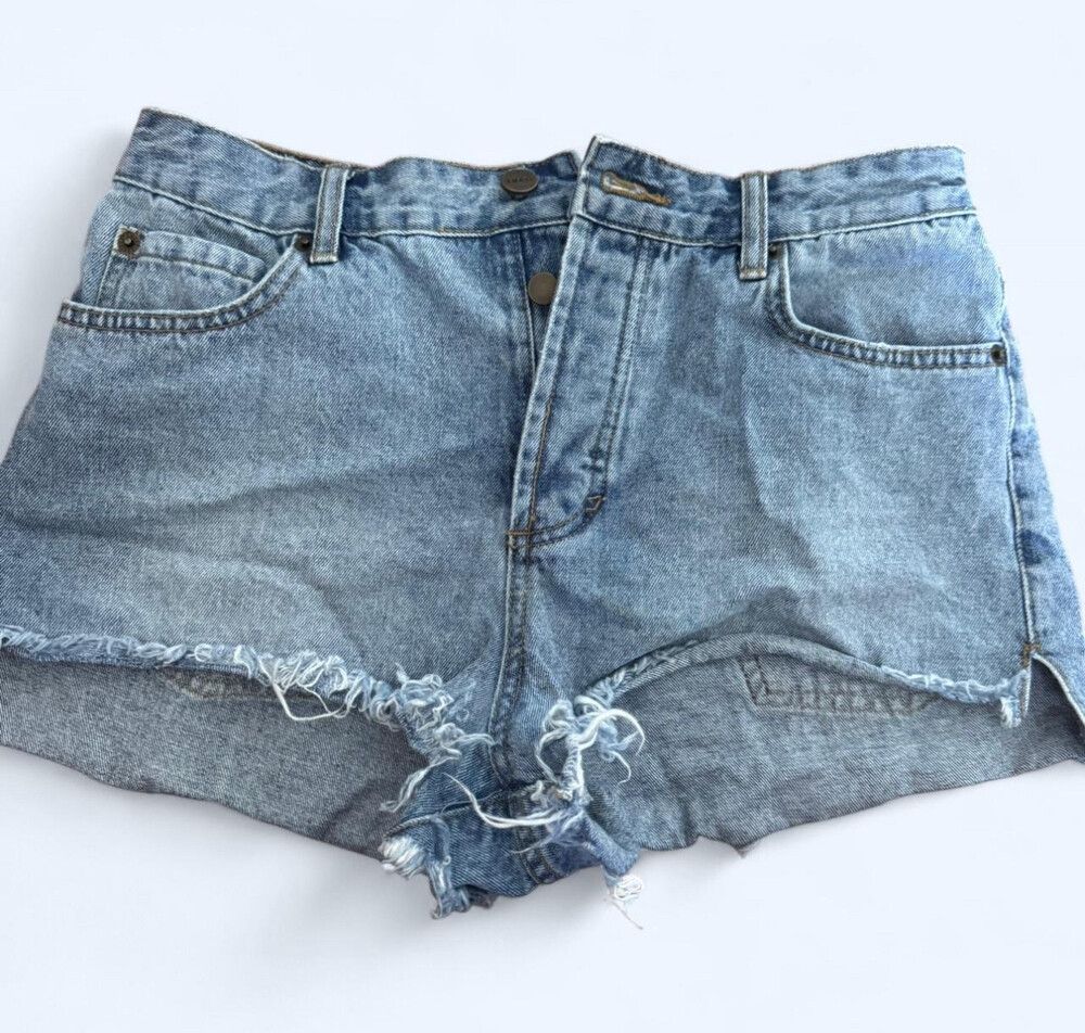 size 28 amuse society denim shorts.