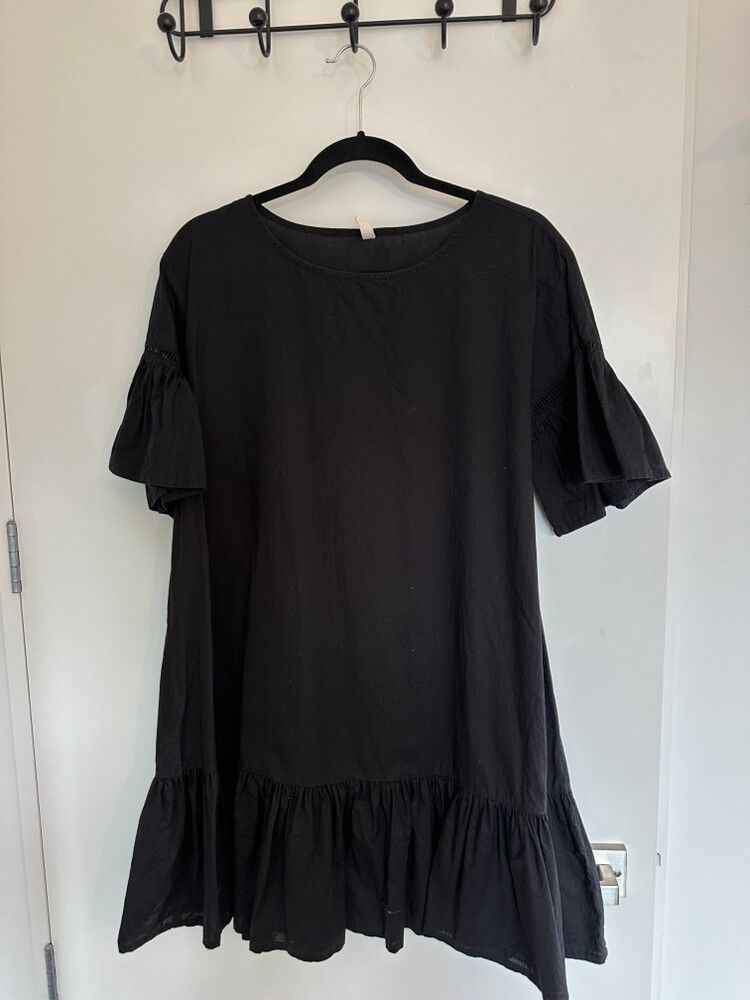 gorman black dress Vera Wang Sequin Neck Gown Black Satin Size 12 Sleeveless Maxi Dress N –  Celebrity Owned main image 1
