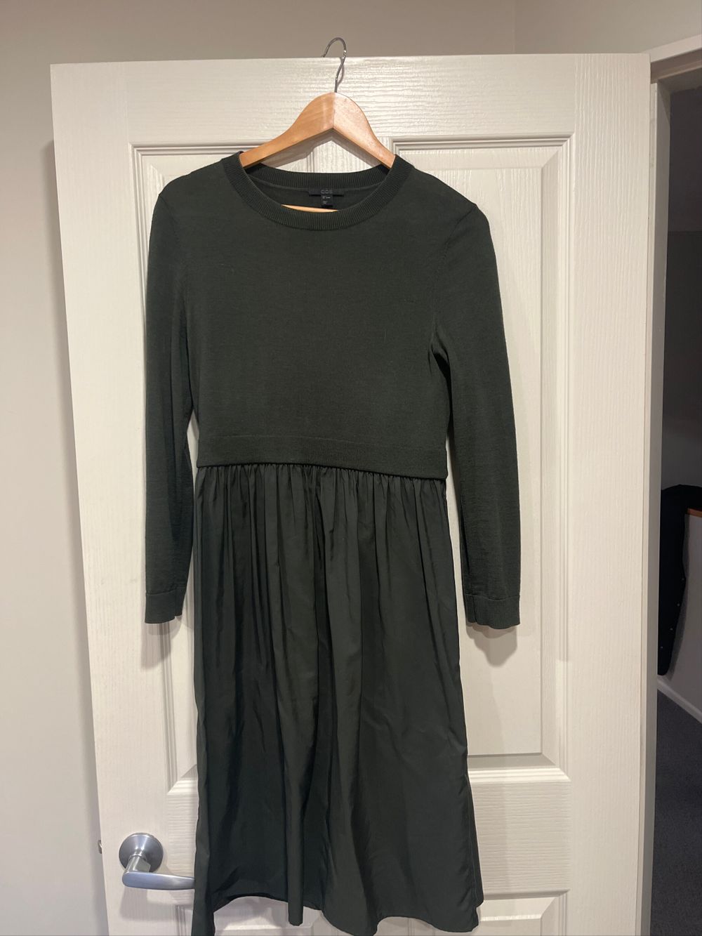 COS - Cos Green Long Sleeve Dress on Designer Wardrobe COS - Cos Green Long Sleeve Dress on Designer Wardrobe