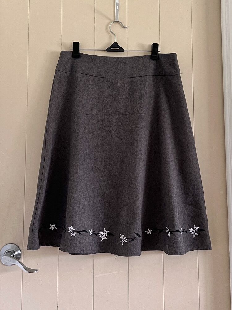Grey floral trim knee-length skirt