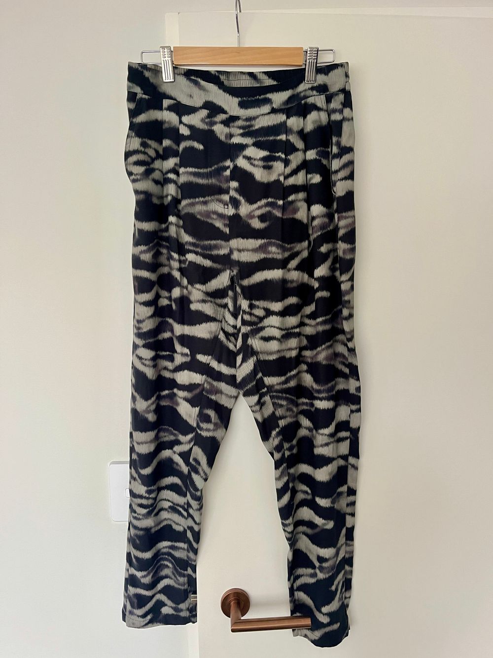 Silk capri leopard print pants