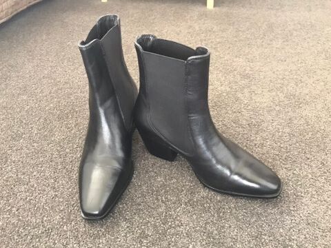 Elk Black Leather Chelsea Boots