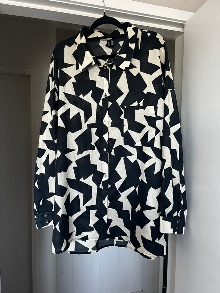 17 Sundays Black and White Shirt Size 24