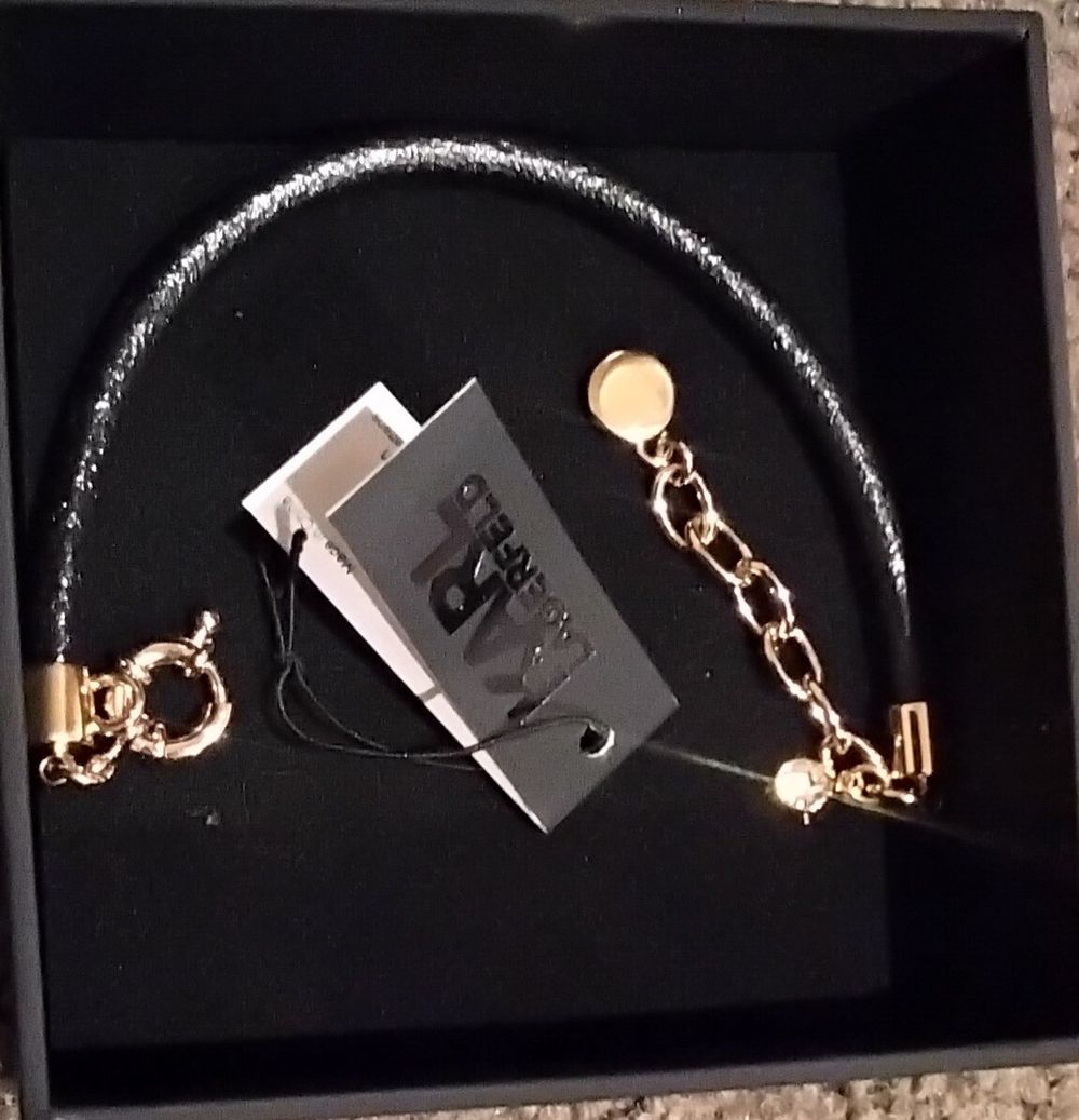 Simple  leather bracelet with diamati on chain