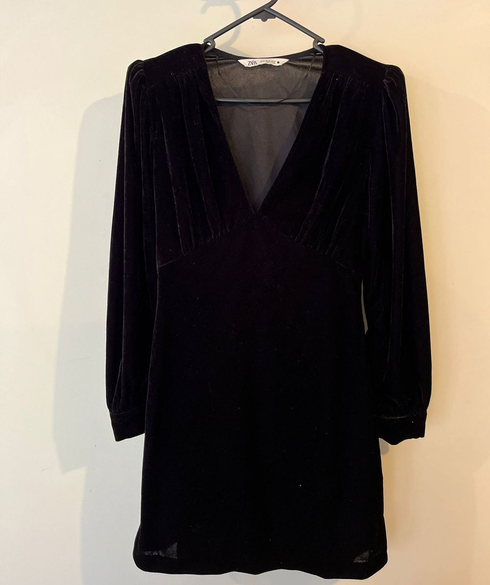 Zara - Zara Velvet Black Dress - XS on Designer Wardrobe Zara - Zara Velvet Black Dress - XS on Designer Wardrobe