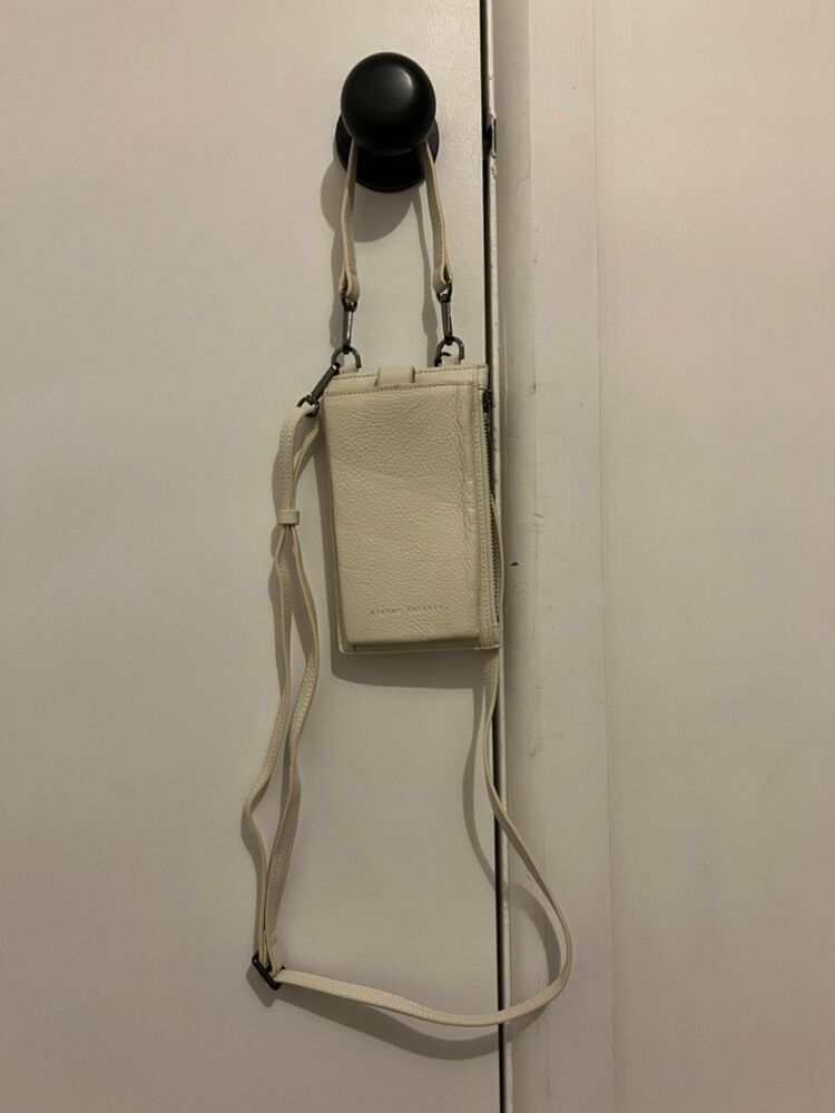 status anxiety voyager bag cream