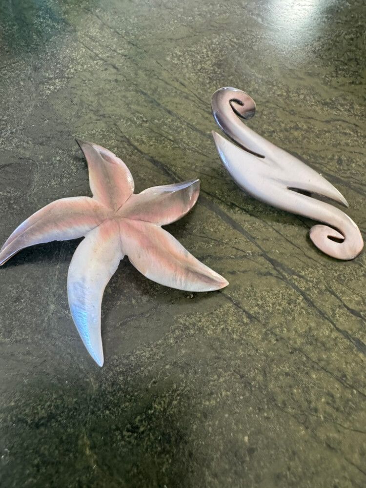 Vintage 1960s mother of pearl brooch’s