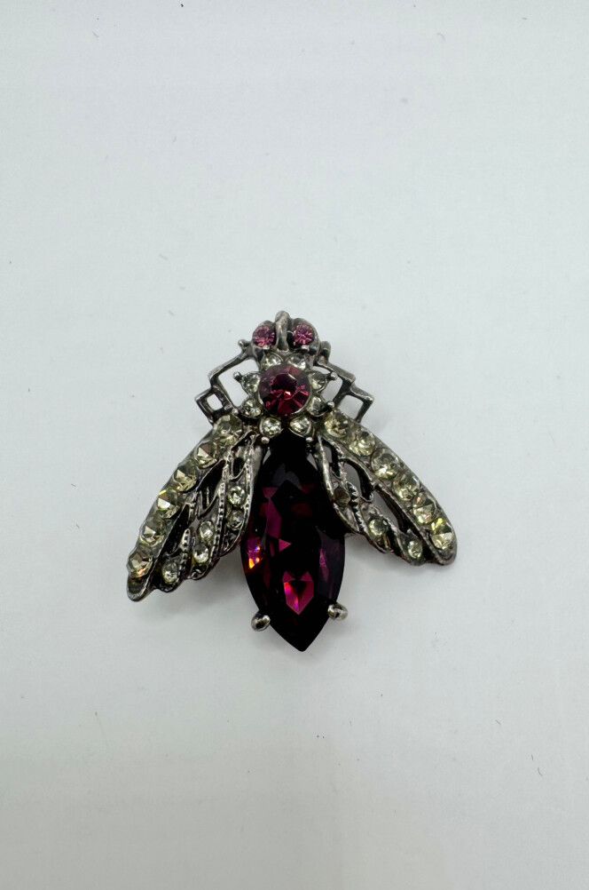 bee brooch