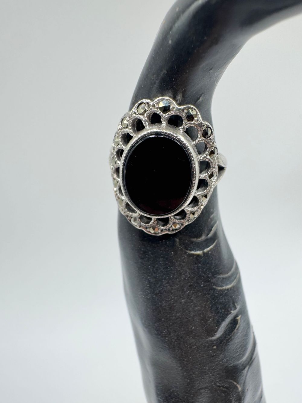 Beautiful marcasite and onyx art deco ring - size N - Sterling silver
