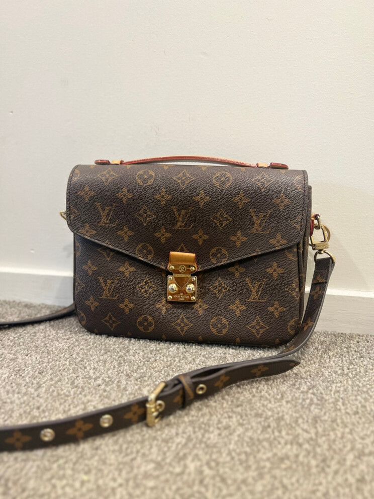 LV Pochette Metis