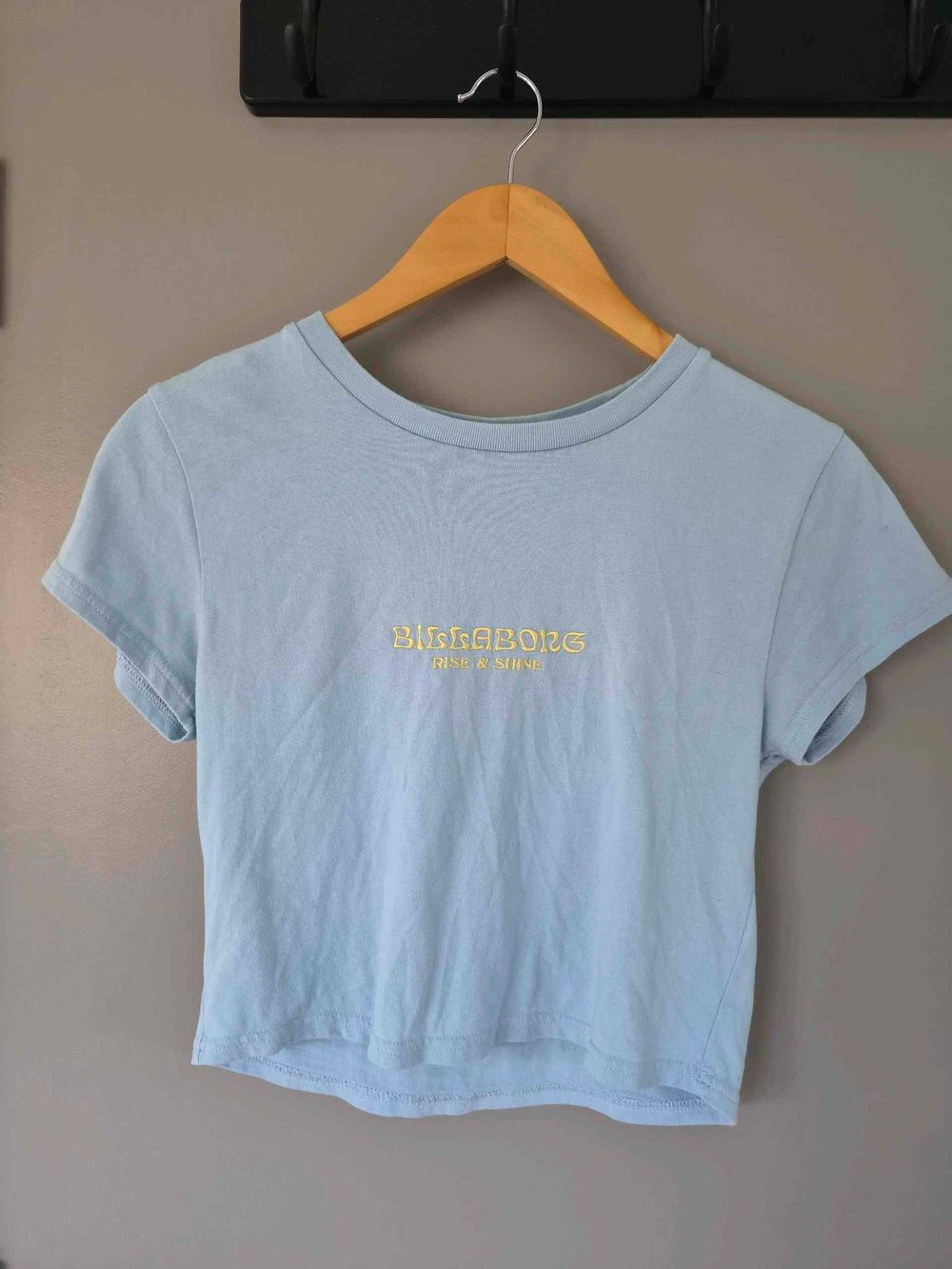 Billabong Womens Blue Crop Top Size S Short Sleeve Embroidered Rise Shine Tee