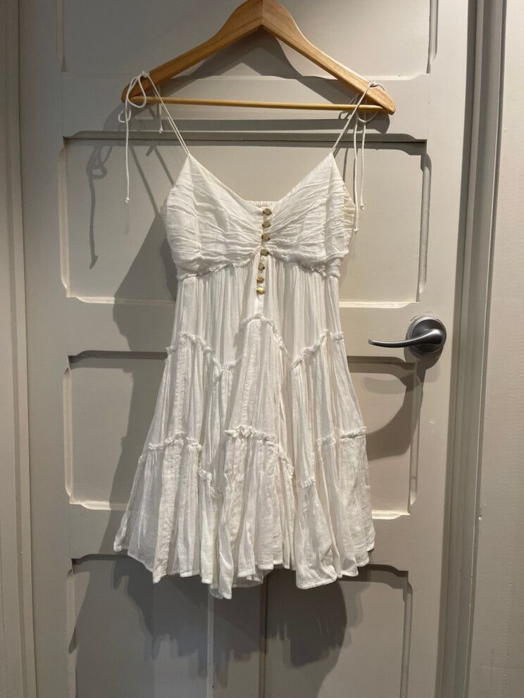 Aje - AJE white Flowy Dress on Designer Wardrobe Aje - AJE white Flowy Dress on Designer Wardrobe