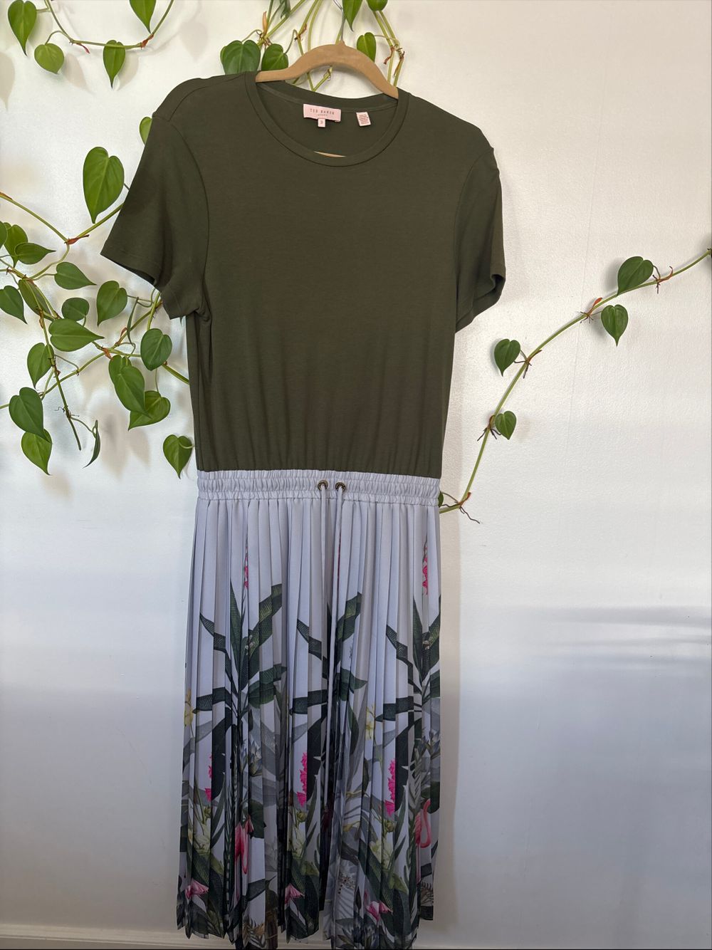 Ted Baker - Ted Baker Green Floral Dress on Designer Wardrobe Ted Baker - Ted Baker Green Floral Dress on Designer Wardrobe