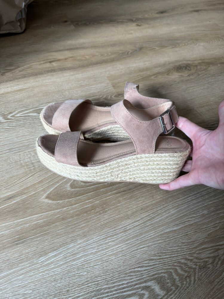 ‘Breezy’ Nude / Beige platform sandals