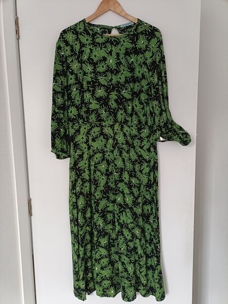 kate sylvester green dress Kate Middleton Wears Sparkly Green Column Dress for 2021 Royal Variety  Performance