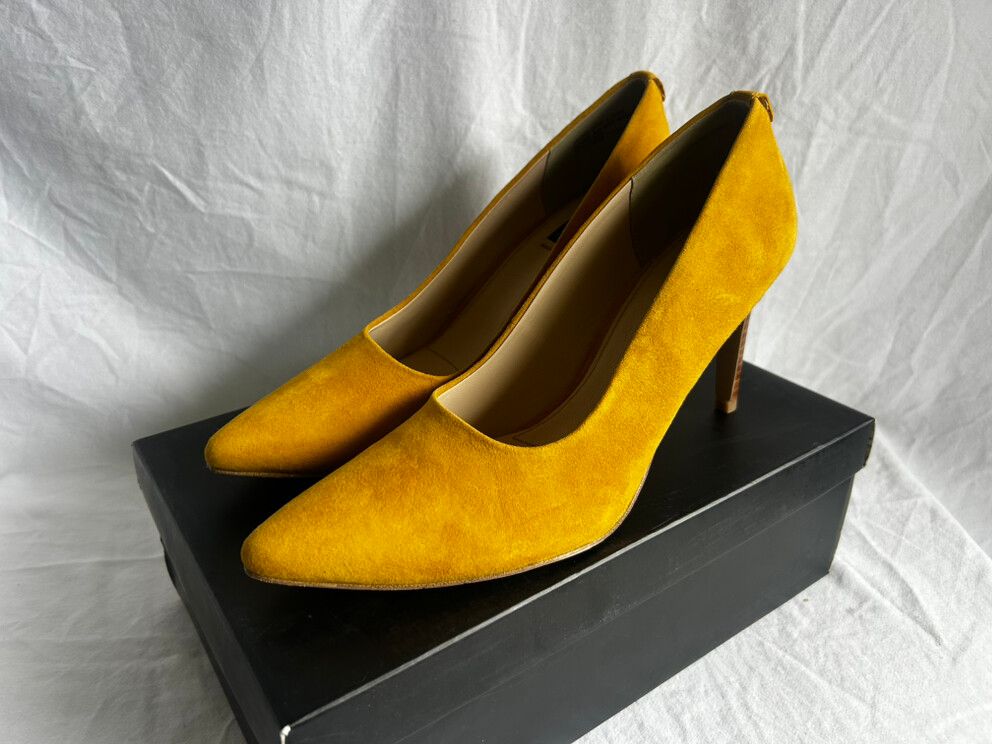 Noir Suede Mustard Heels BNWT 41