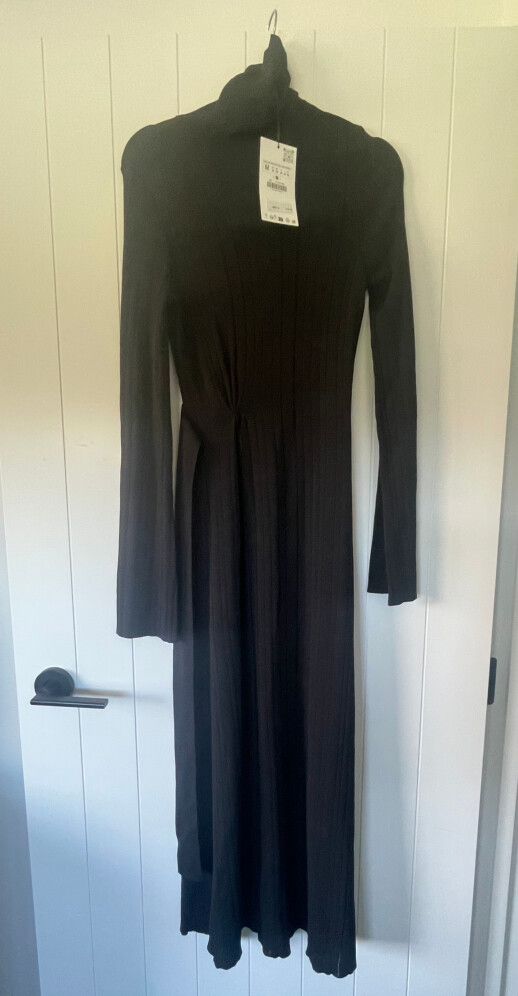 Zara - Zara Black Midi Dress on Designer Wardrobe Zara - Zara Black Midi Dress on Designer Wardrobe