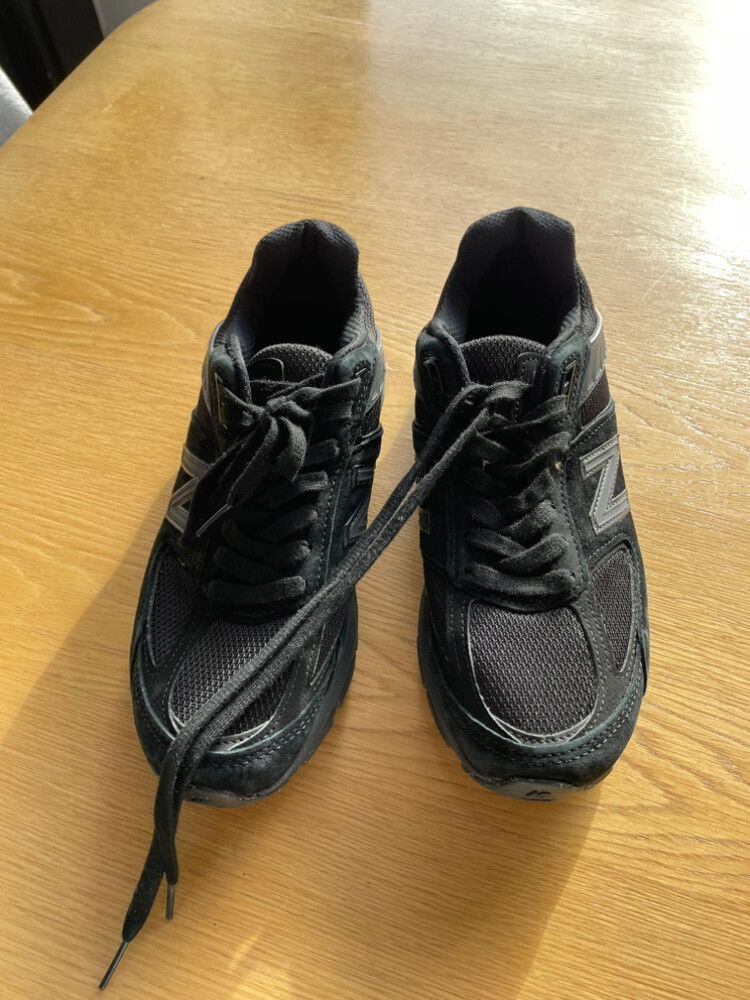 New Balance Woman’s Black Sneakers