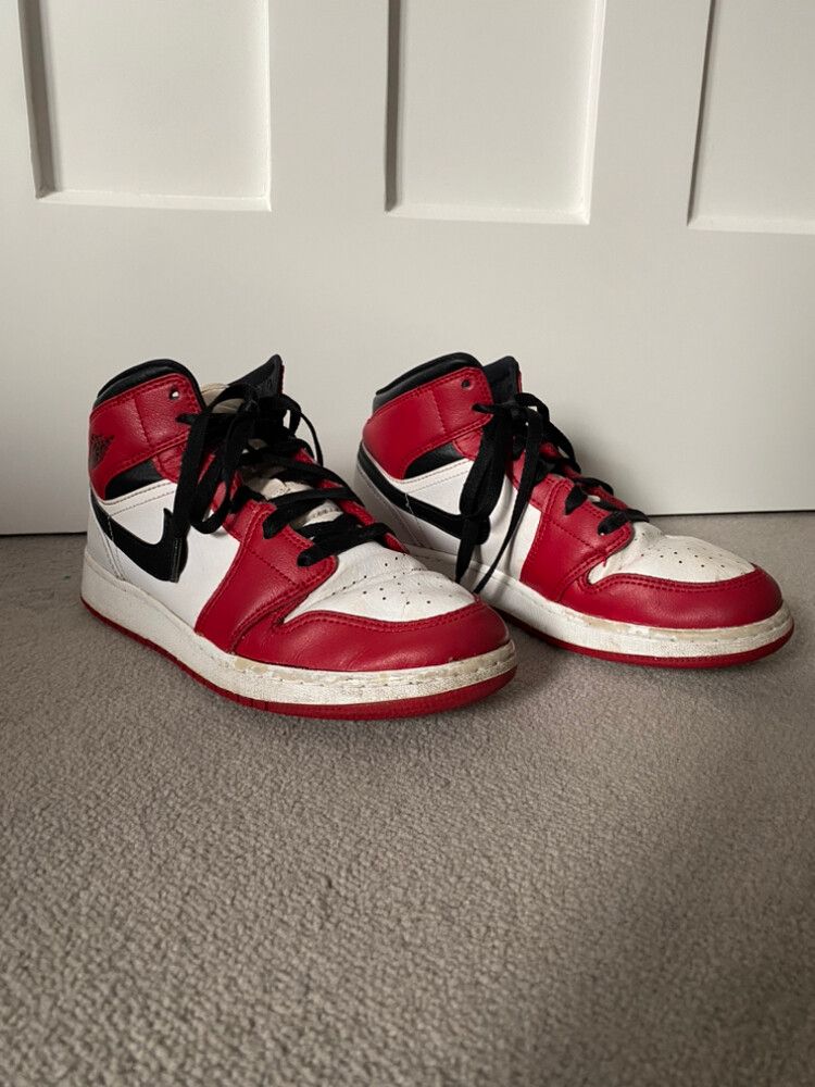Air Jordan 1 Mid Chicago White Toes