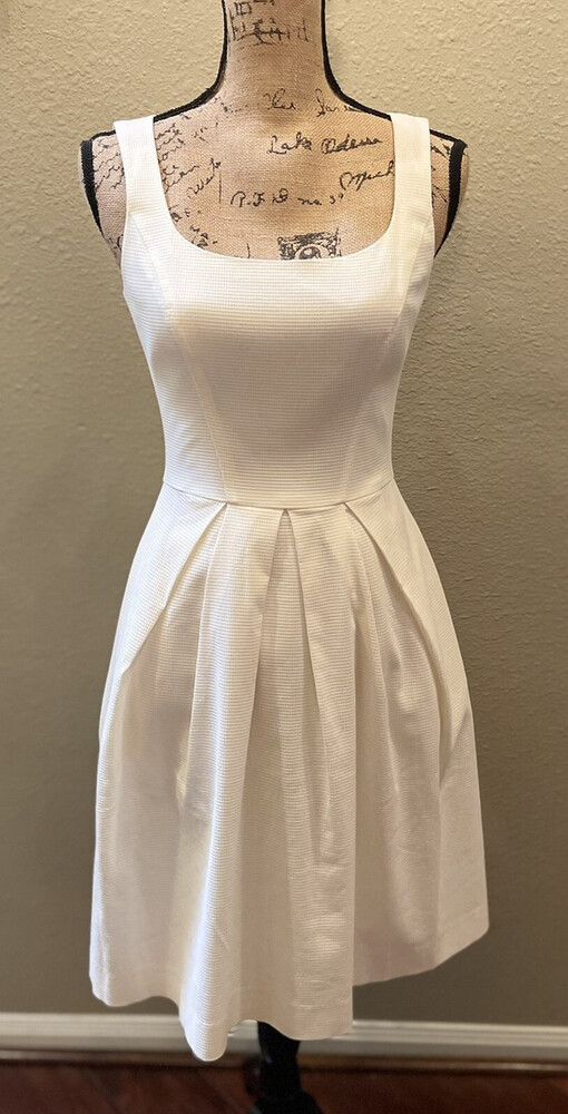 Cue Women’s Ivory Sleveless fit Dress