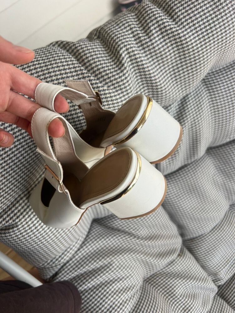 Isabella Anselmi White Heels