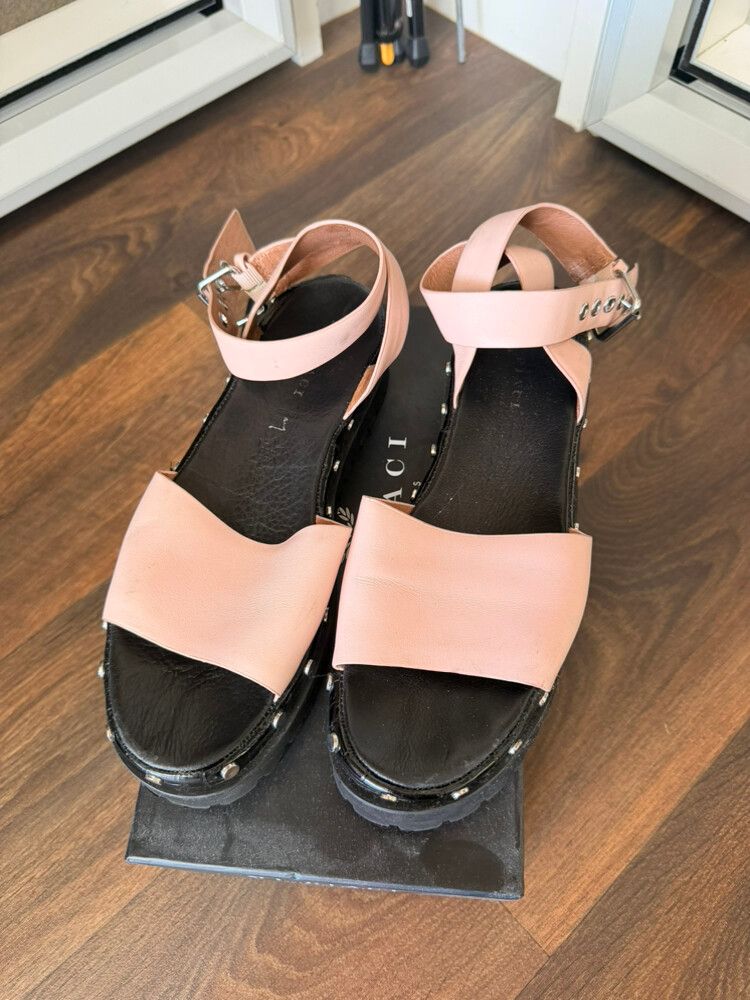 Mi Piaci Pink Leather Sandals