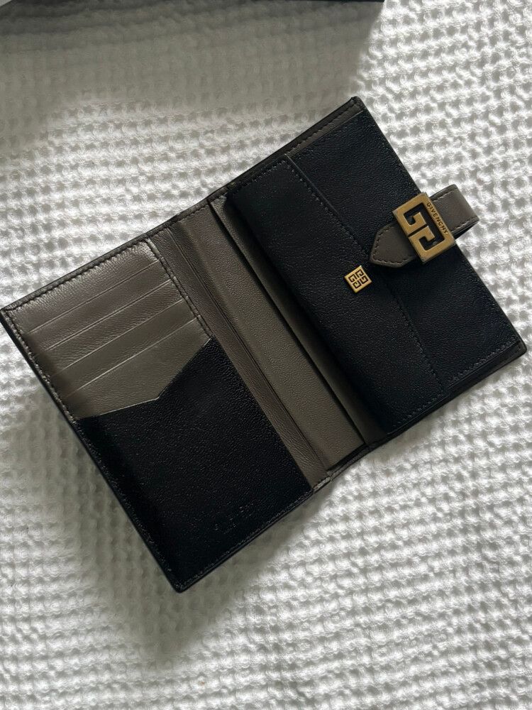 Women’s Givenchy Bifold GV3 Medium Wallet