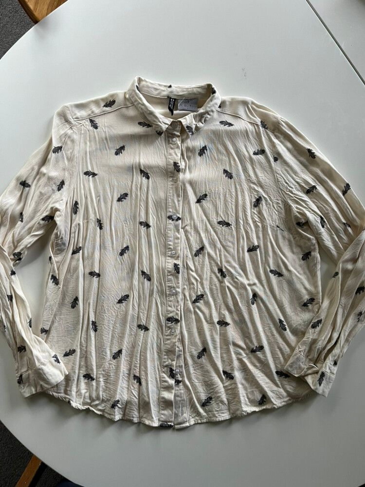 Creamy button-upshirt with feather print