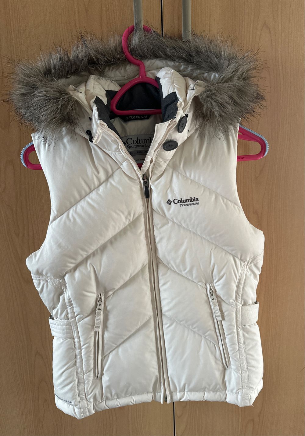 Sleeveless Puffer Jacket With Detachable Hood