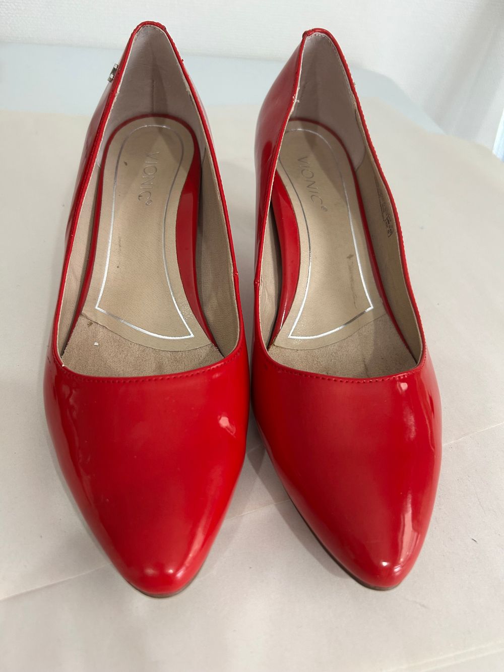 VIONIC Madison Cherry Mia Block Heel Pump Red Patent Leather Pointed Almond Toe Size 7/38
