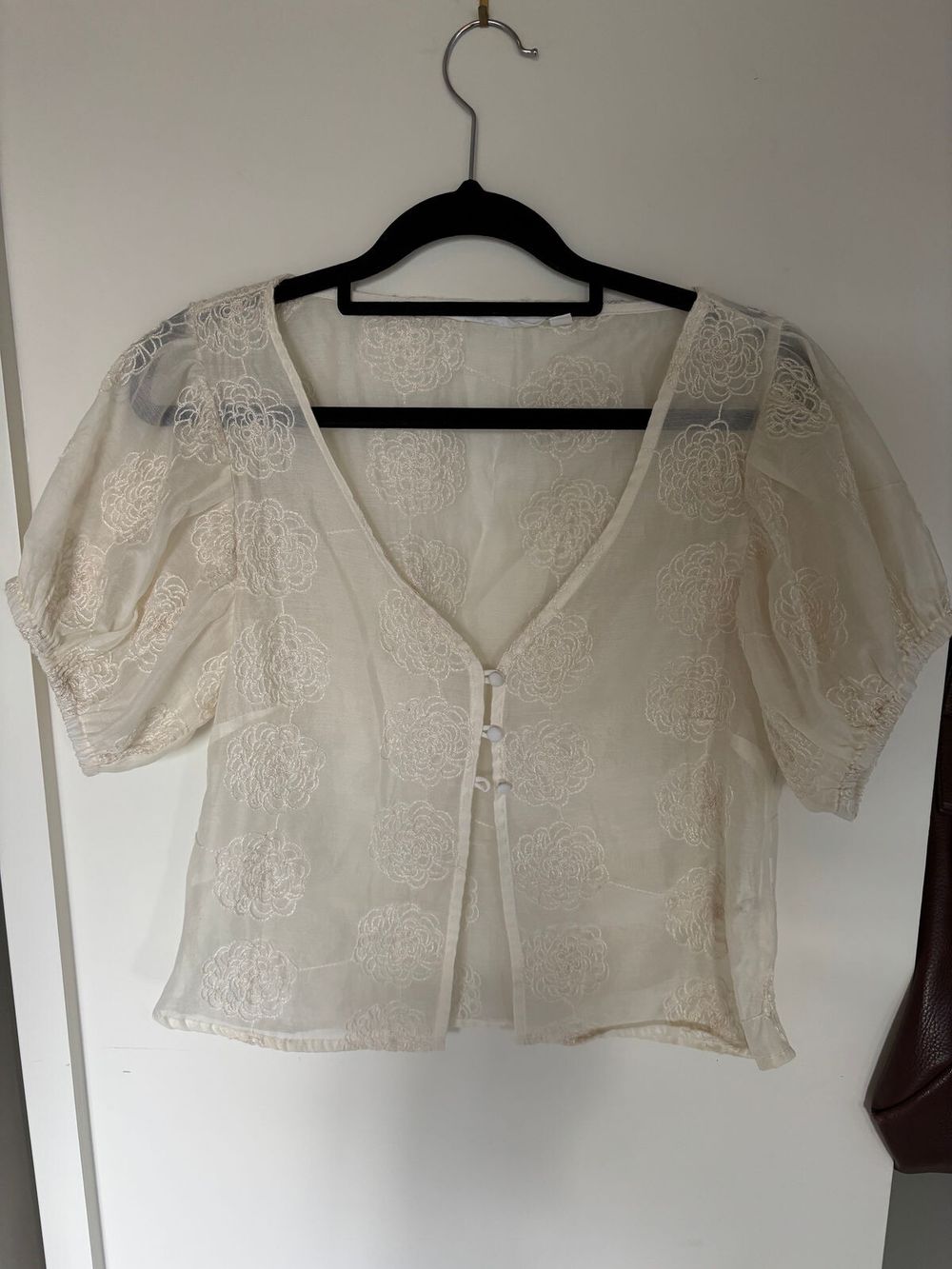 PUFF SLEEVE EMBROIDERED TOP