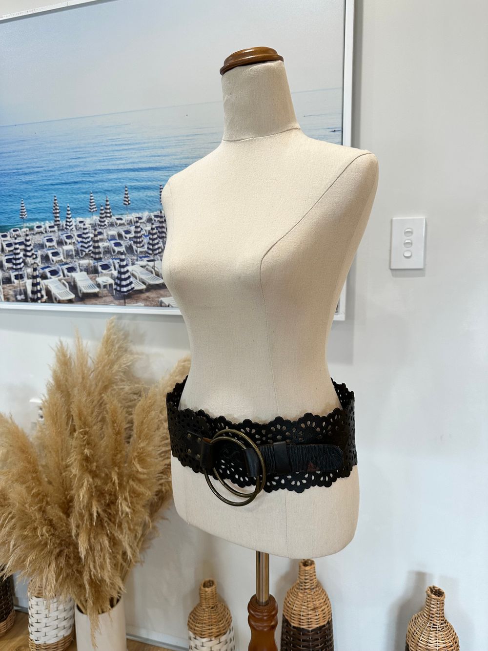 Leather belt with wave feature