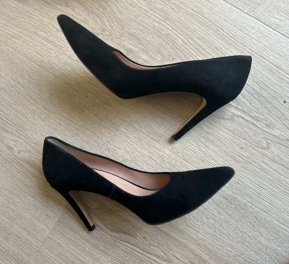 Estilo Emporio Black Suede Pointed Heels (Size 39 NZ8)