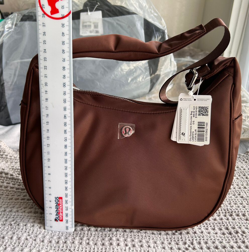 City Essentials Shoulder Bag 4L