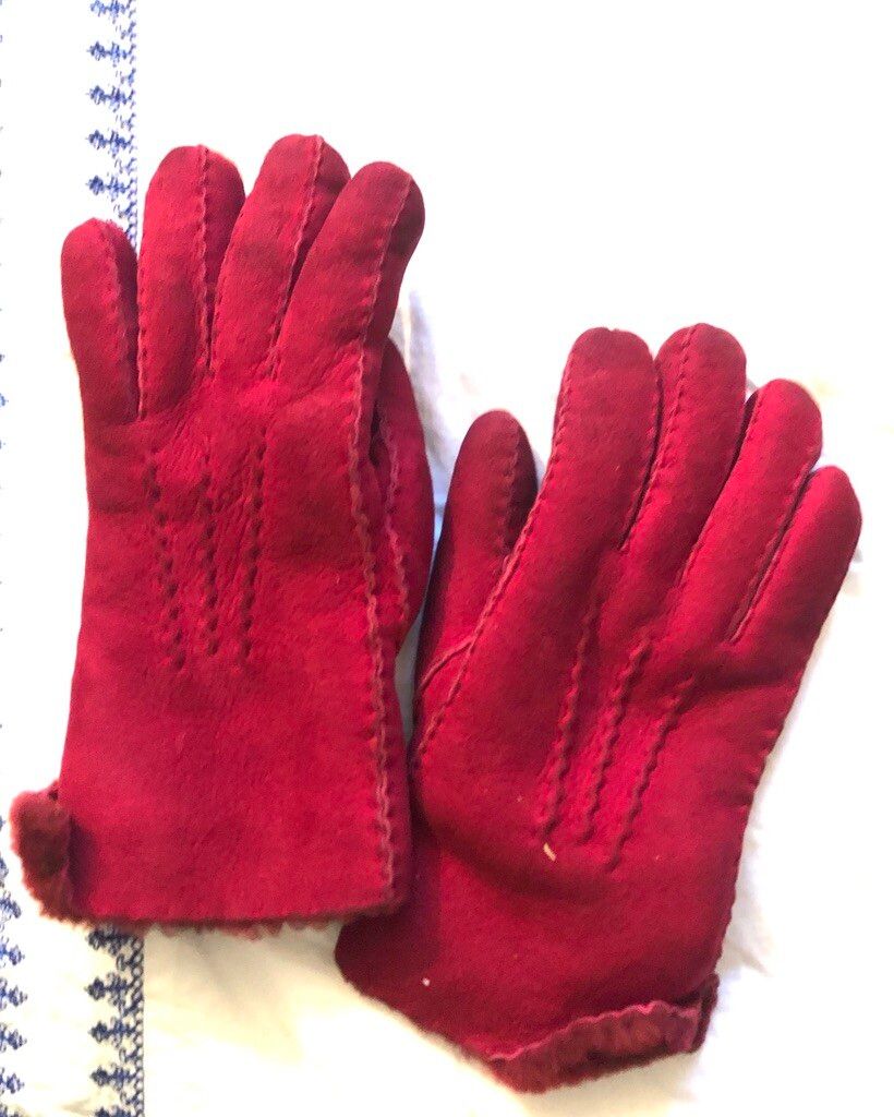 ✨ Red Lamb Fur Gloves – Ultra Warm Winter Essential ✨    Beautiful real lamb fur gloves in a rich deep red shade ❤️ super soft, cosy and designed to keep your hands warm even in very cold weather.    Perfect for European winter, ski trips, or everyday chi