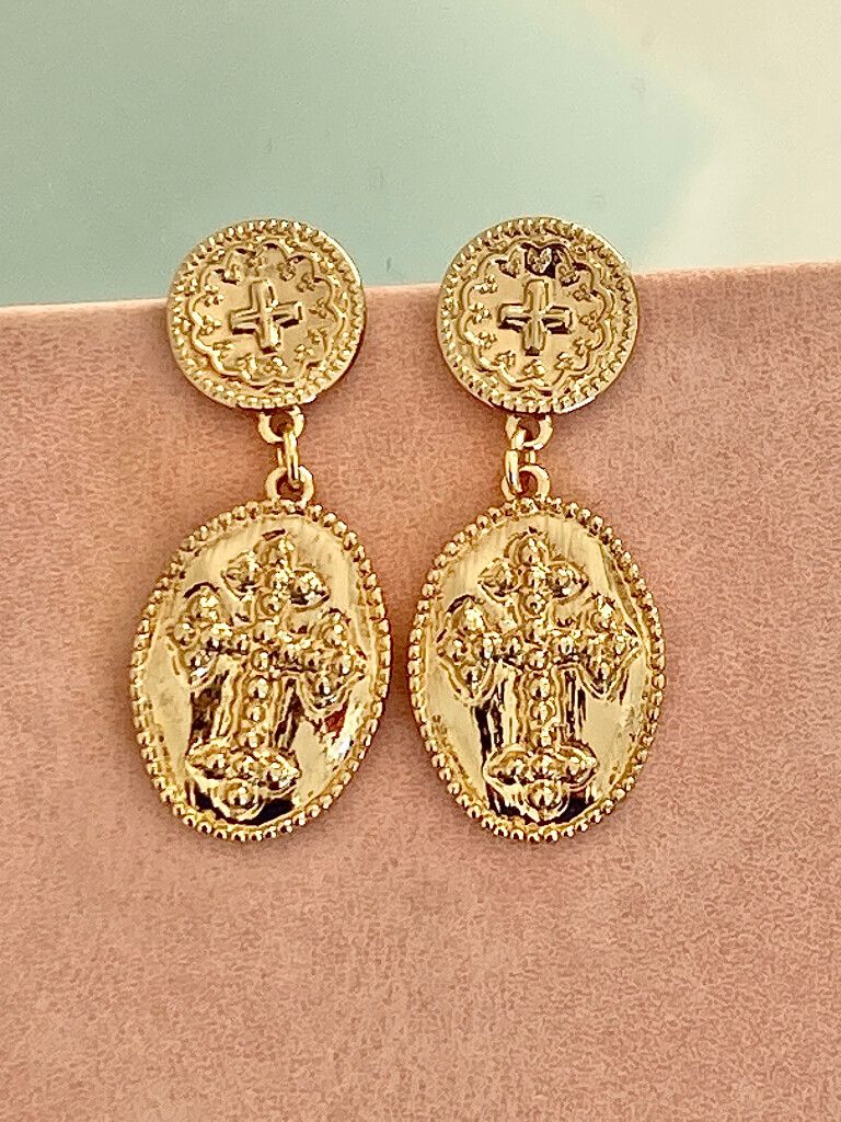 ✨ Vintage Coin Drop Earrings – Timeless & Bold  Inspired by antique medallions, these golden brass earrings bring a touch of historical elegance to your collection. Their detailed coin design and rich gold finish create a luxurious statement piece that pa